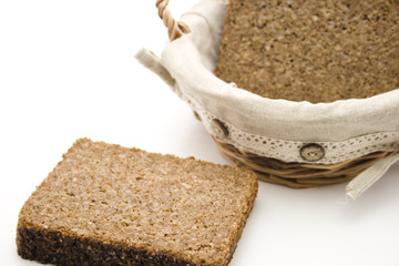 Korb mit Roggenbrot
