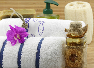 ambiance zen sauna, orchidée, set bambou fond blanc