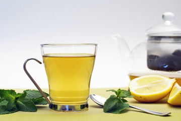 théière et tasse de thé au citron
