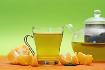théière et tasse de thé à la mandarine