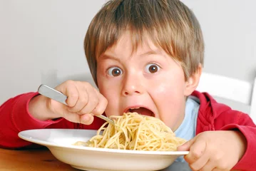Fototapeten Kind isst Spaghetti © photophonie