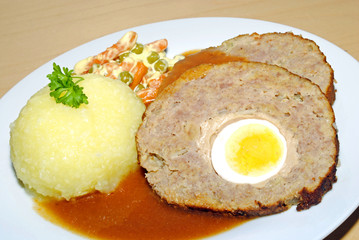 Hackbraten mit Kloß und Gemüse