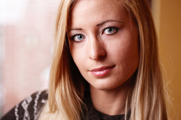Portrait blonde Frau