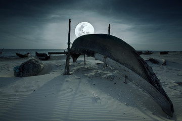 Fototapeta na wymiar Boat and moon