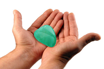 une pierre précieuse entre les mains