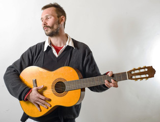 Obraz premium homme joue de la guitare avec émotion