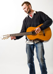 homme joue de la guitare avec émotion