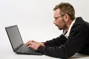 homme et son ordinateur jouent ensemble