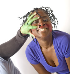 jeune femme africaine et main verte