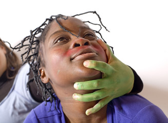 jeune femme africaine et main verte