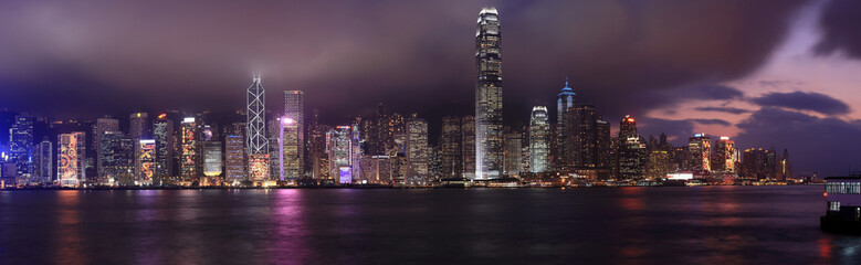 Fototapeta na wymiar Hong Kong w nocy Panorama.