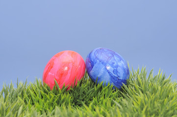 Rotes und blaues Osterei
