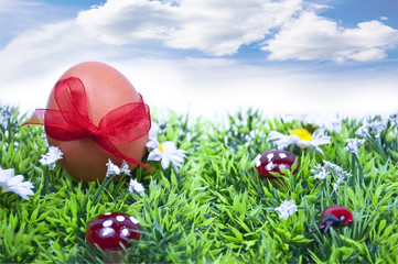 Osterei mit roter Schleife