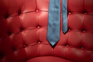 Krawatte auf roter Ledercouch
