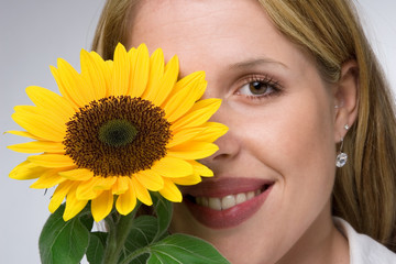 Frau mit Sonnenblume