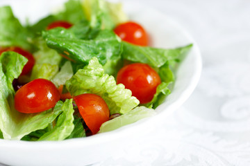 green salad with leafy lettuce and tomato