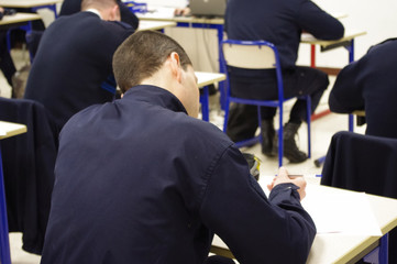 jeune homme passant un examen