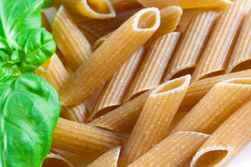 Vollkorn Pasta mit frischem Basilikum