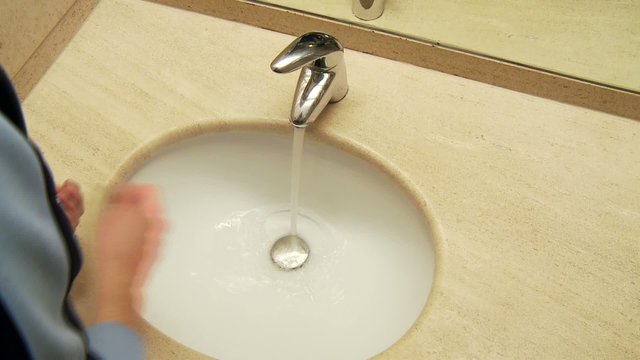 H&auml;nde im Waschbecken  waschen