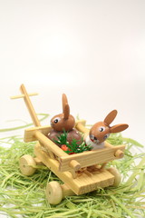 Osterhasen im Bollerwagen