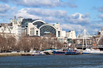 Obraz premium Charing Cross Station and ships in the river Thames