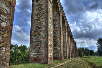 Fototapeta na wymiar Roman Akwedukt w Lukka