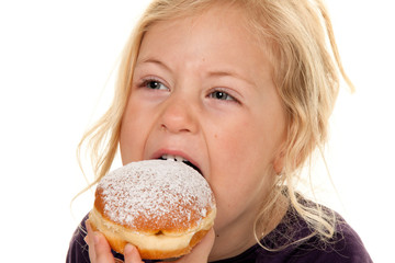 Kind im Fasching mit Krapfen. Faschingskrapfen