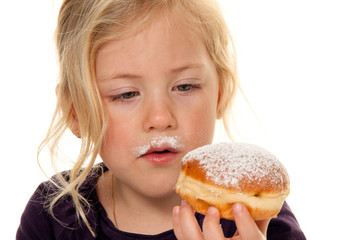 Kind im Fasching mit Krapfen. Faschingskrapfen