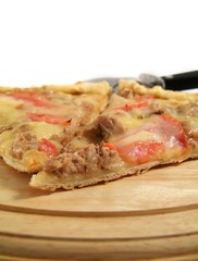 Pizza with tuna.