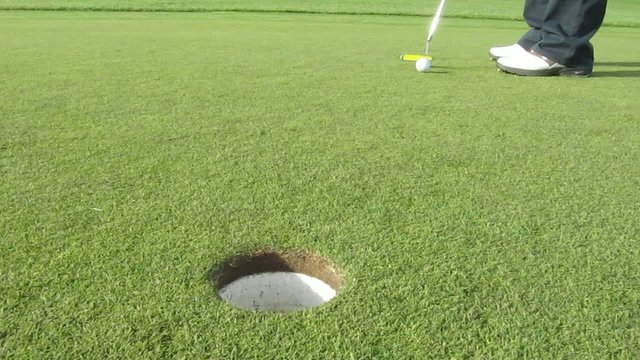 GOLF Putting in slow motion (Video HD 1280x720)