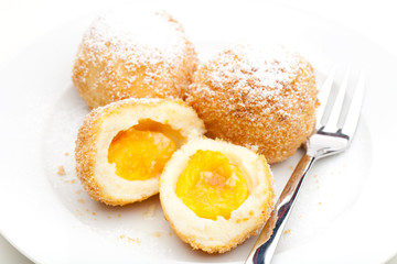 Marillenknödel mit Gabel von oben