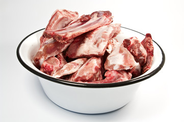 Fleischstücke in weißer Emailleschüssel