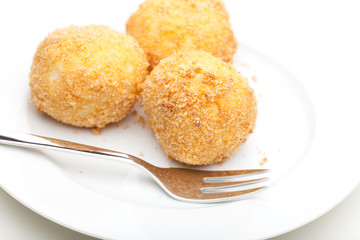 3 Knödel mit Gabel auf Teller