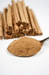 GemahlenerZimt auf einem Löffel
