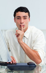 Naklejka premium Young businessman asking for silence