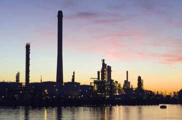 Fototapeta na wymiar Rafineria na zachodzie słońca