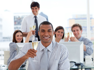 Obraz premium Lucky business team drinking champagne