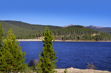 Fototapeta na wymiar Turquoise lake