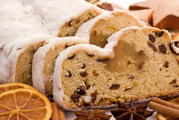 Stollen mit Dekoration