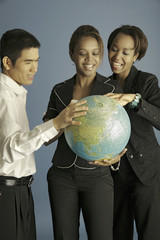 Gruppe mit einem Globus in der Hand