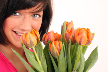 Frau mit frischen Tulpen