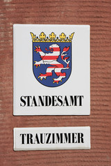 Schild Standesamt und Trauzimmer mit Wappen Hessen