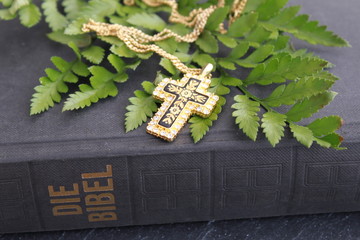 Kreuz auf einer Bibel