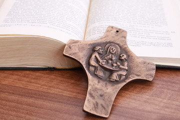 Bronzekreuz vor aufgeschlagener Bibel