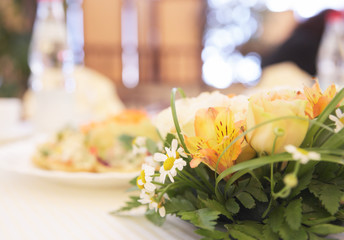 Table arrangement with flowers