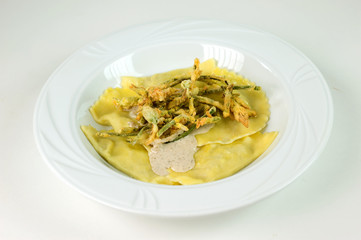 ravioli agli asparagi selvatici e pesto di frutta secca