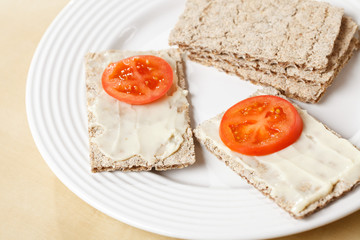 crispbread with tomato