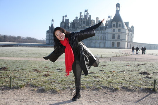 Asian girl and Ch&acirc;teau de Chambord / 香波尔城堡