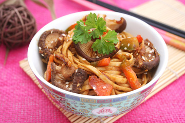 Asiatisches Nudelgericht