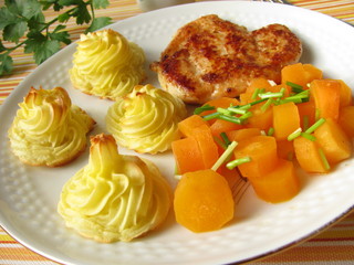 Hähnchenschnitzel mit gedünsteten Möhren und Herzoginkartoffeln